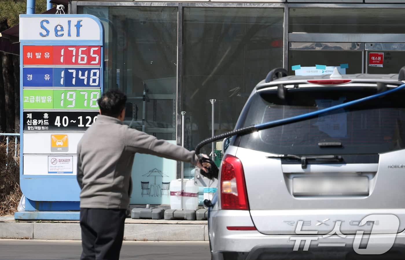 최고가격제 사흘째 '하락세 지속'…휘발유 1842원·경유 1844원
