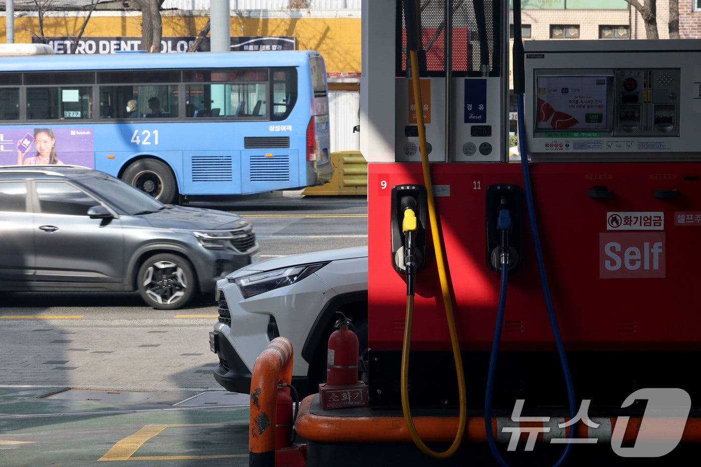 석유 최고가격제 시행 1주일...현장 체감은 '미미' - 뉴스1