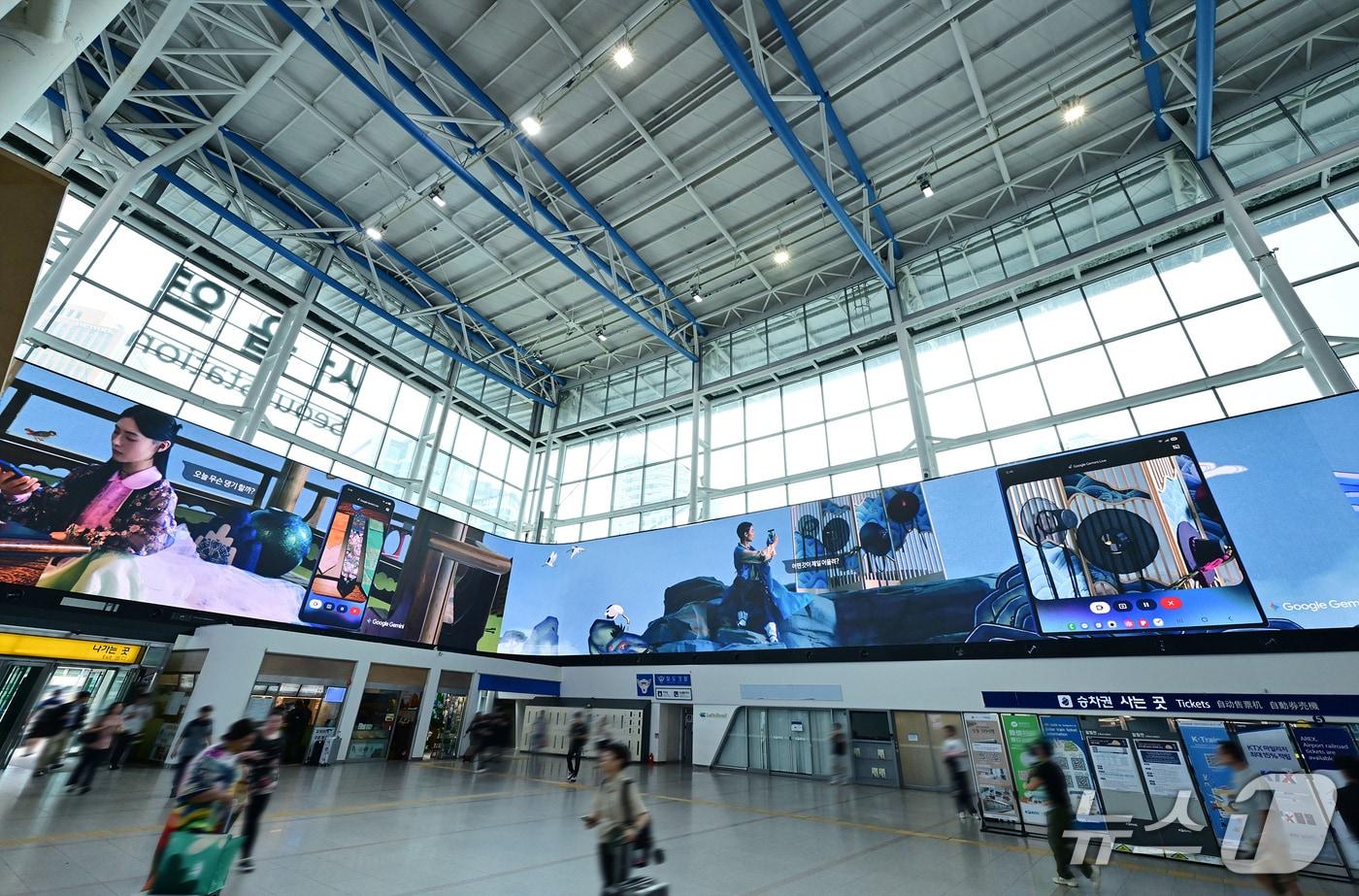 갤폴드VS아이폰…삼성·애플, 추석 앞둔 서울역서 광고로 '한 판' - 뉴스1