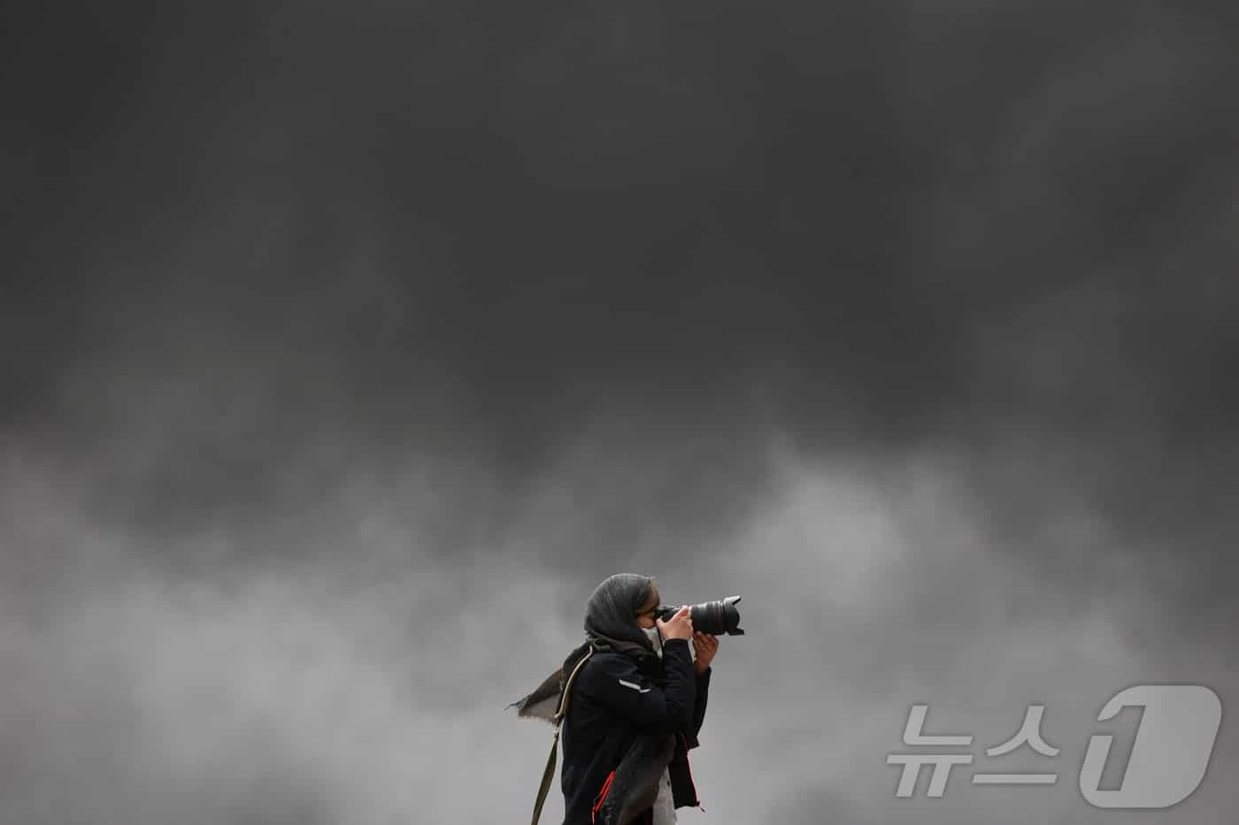 이스라엘, 테헤란 연료저장시설 공습…하늘 덮은 검은 연기 - 뉴스1