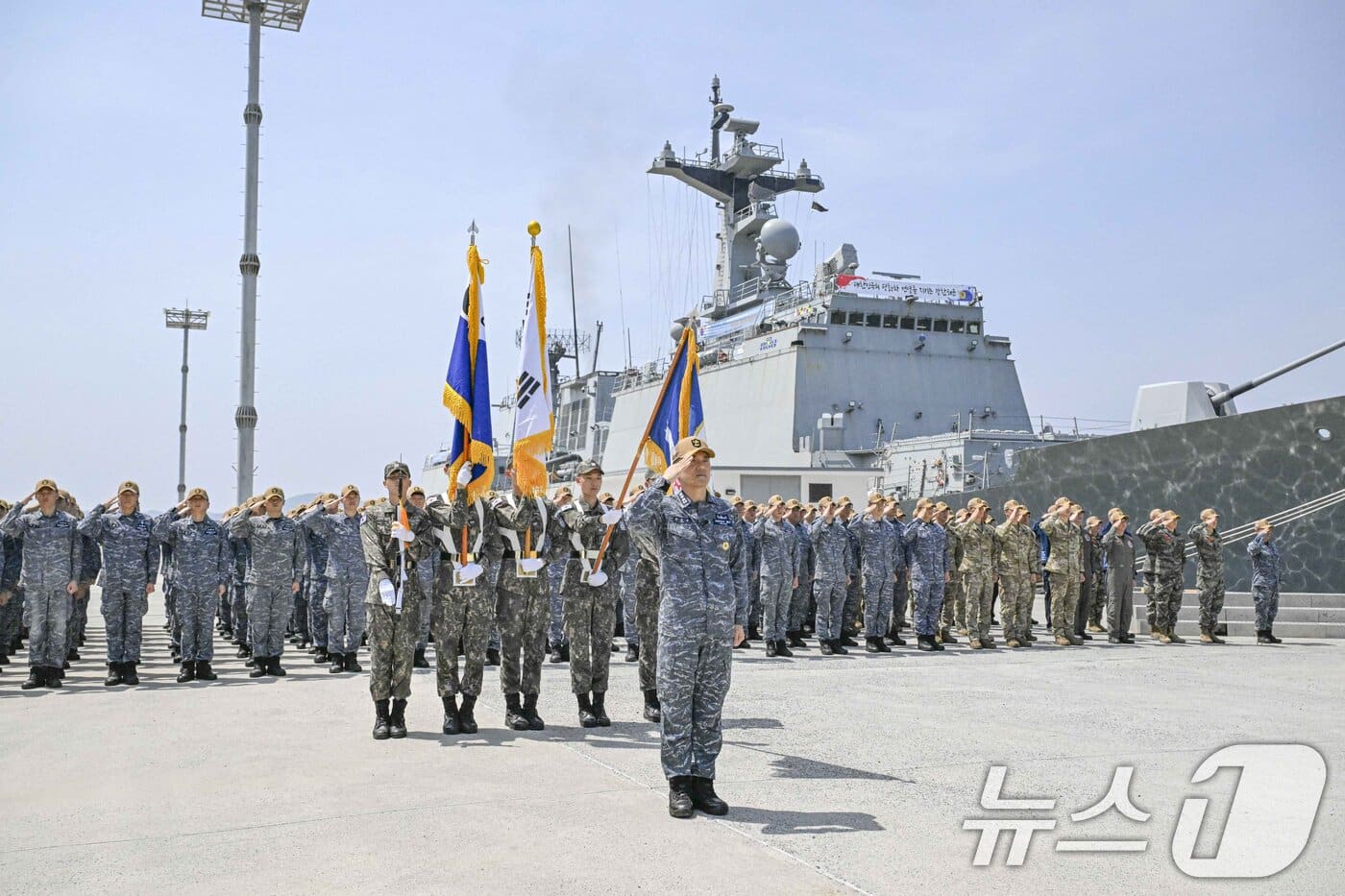 위험천만 작전' 받기도·단칼에 거절하기도…군함 파견 '딜레마' - 뉴스1