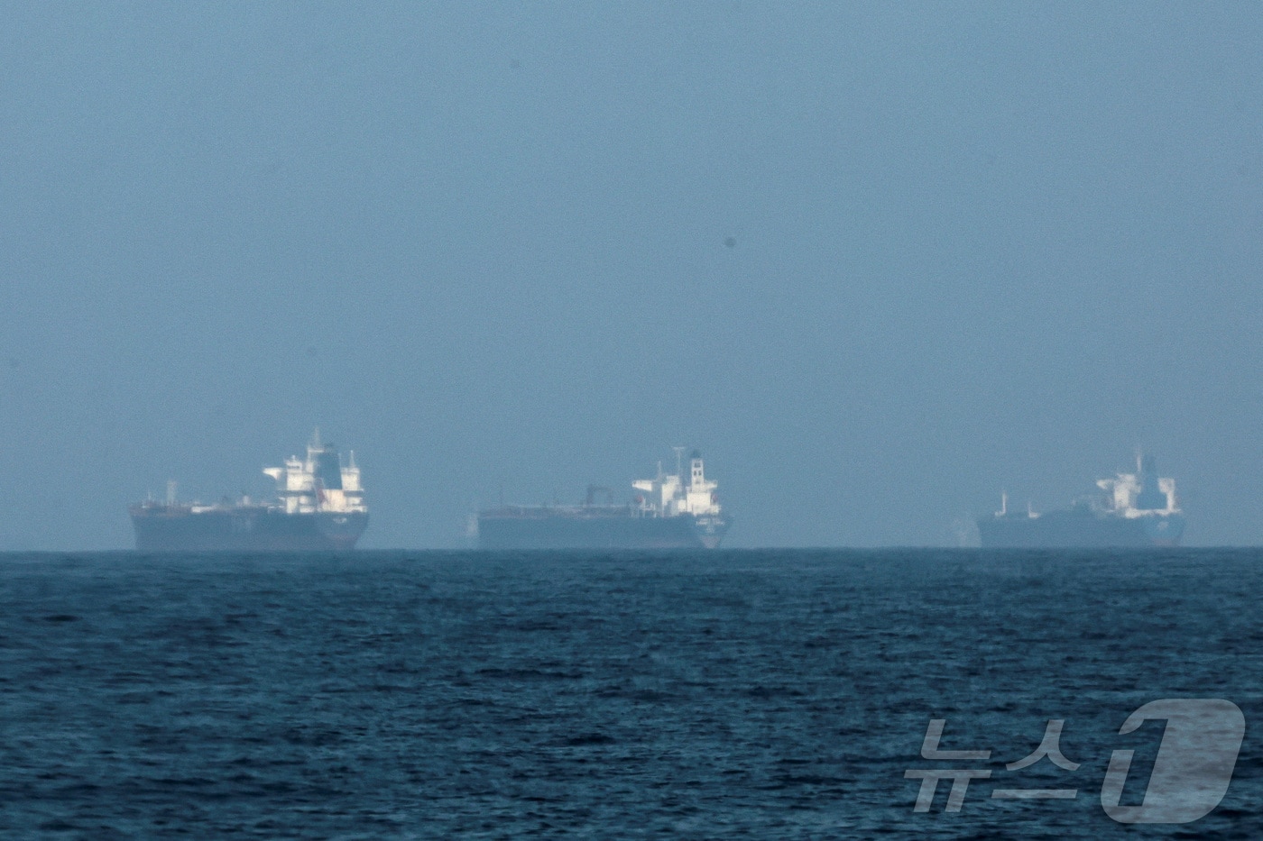 하루 140→8척 호르무즈 해협 멈췄다…'대체 항만·항로' 찾기 어렵네