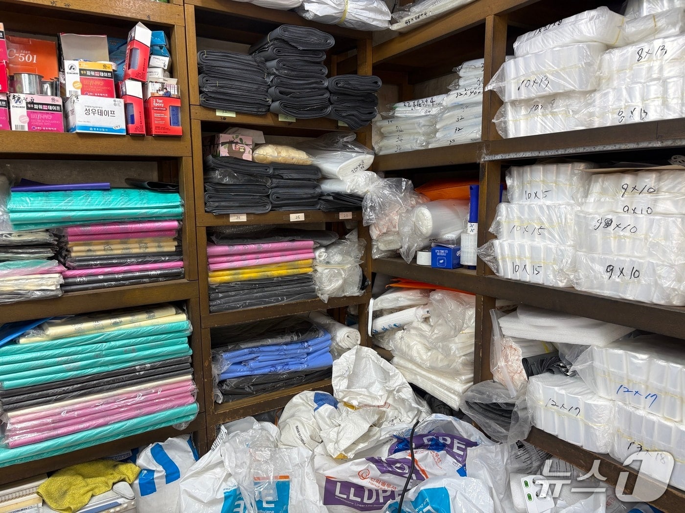 한 달 물량 일주일 만에 동났다"…'나프타 쇼크'에 종량제봉투 쟁이기 - 뉴스1