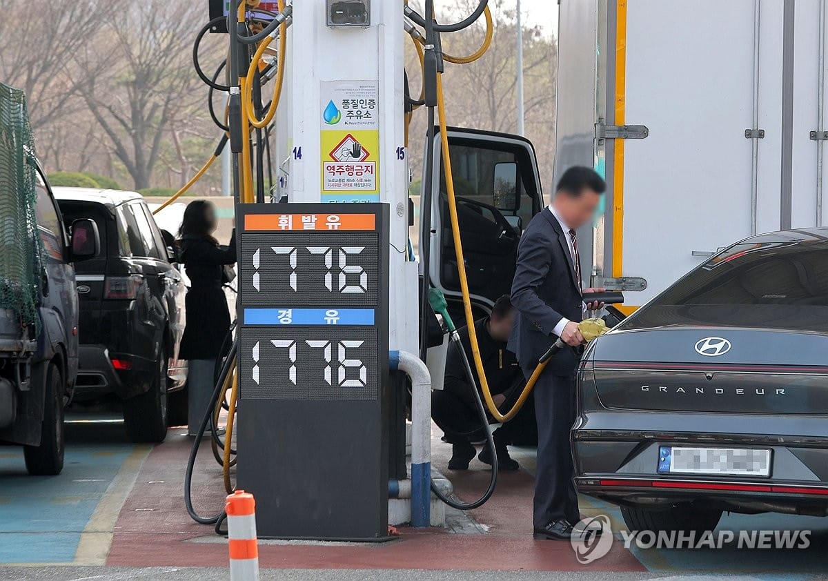 석유 최고가 2차 고시…휘발유·경유 210원↑·기름값 2천원시대 | 연합뉴스