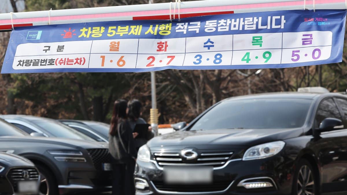 공공부터 '차량5부제' 의무화…"악화시 민간도 검토"