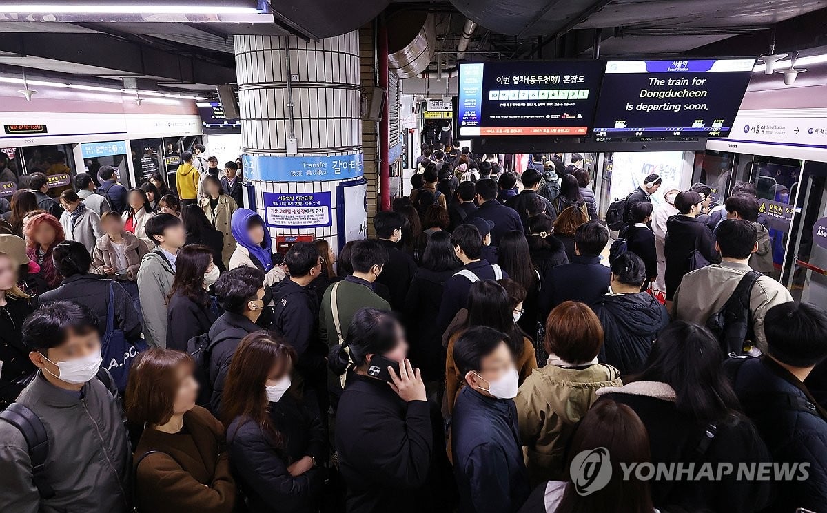 홍대입구역·서울역·잠실역…지하철 환승역 5곳 혼잡도 낮춘다 | 연합뉴스