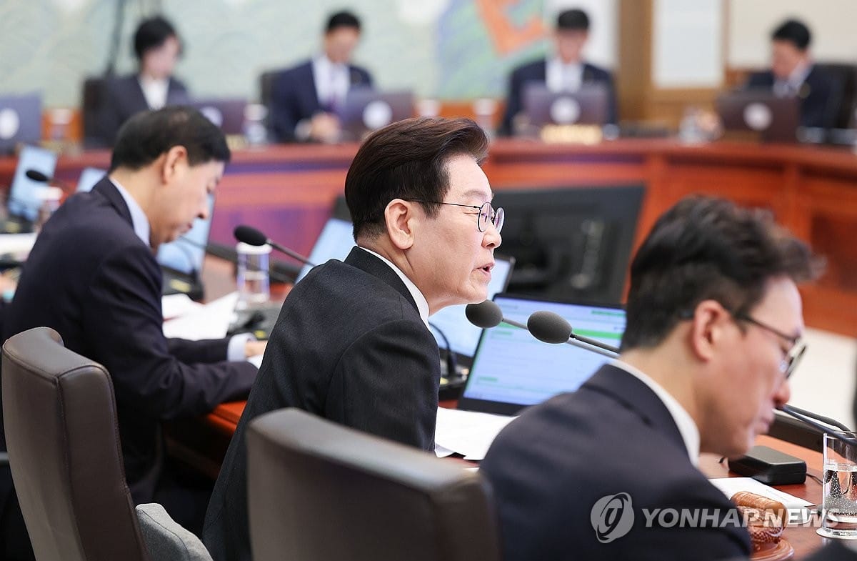 李대통령 "조기 추경해야 할 상황…재정지원 등 추가재정 필요" | 연합뉴스