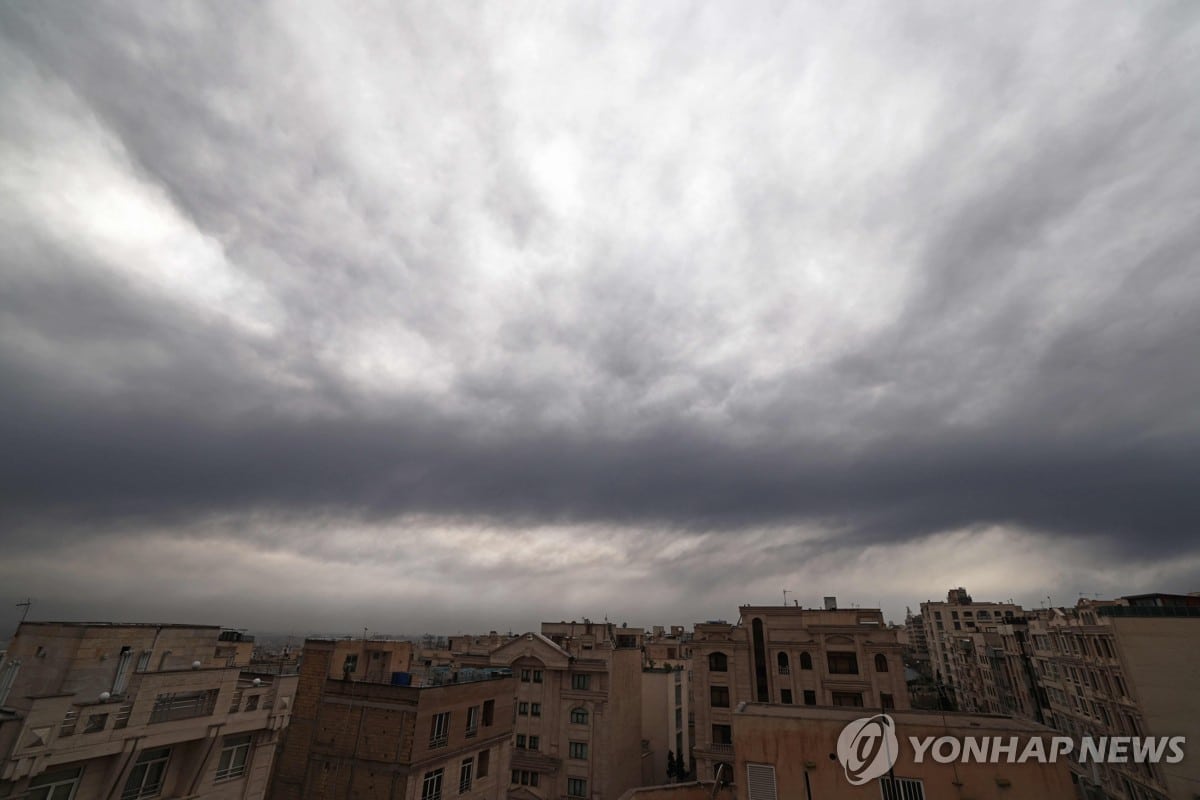 테헤란 석유저장고 폭발로 '기름비'…주유량도 제한 | 연합뉴스