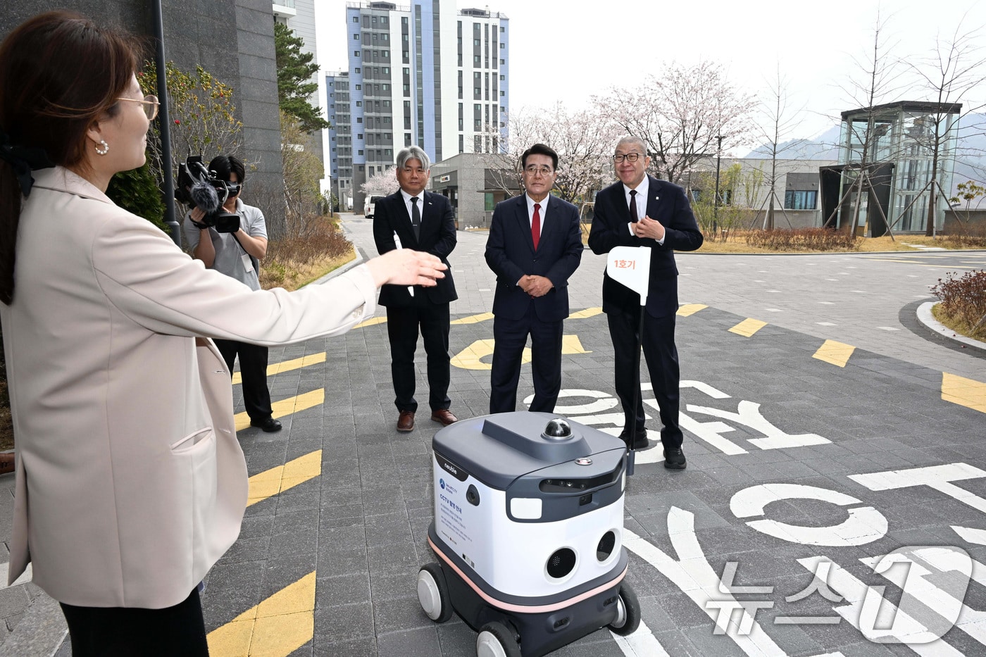 아파트 단지서 '순찰 로봇' 시연 보는 박형준 부산시장 - 뉴스1