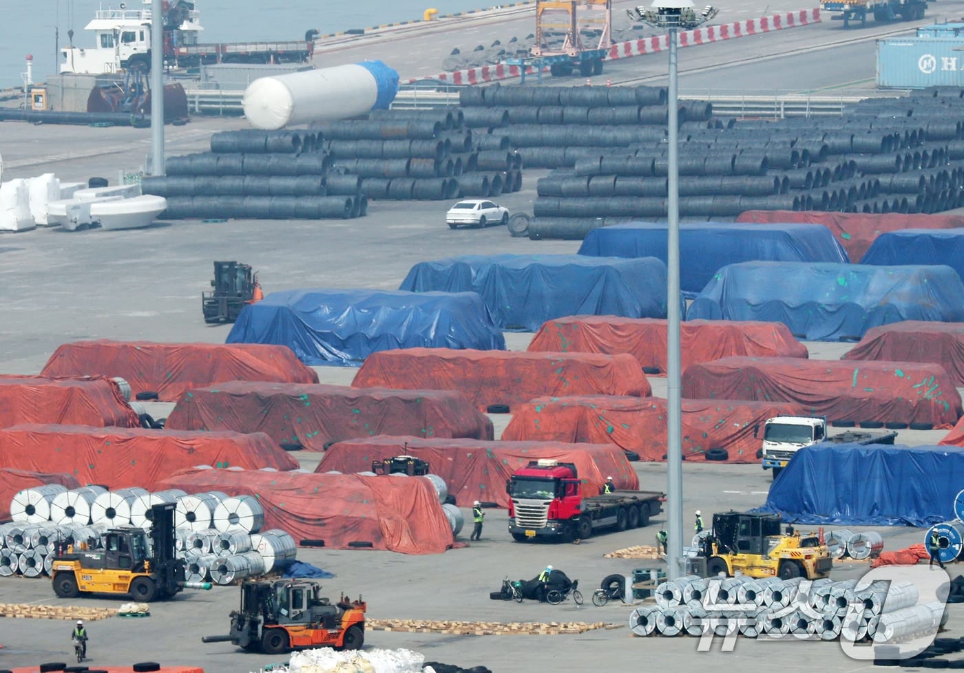 중동 리스크에도…3월 생산 0.3%·소비 1.8%·투자 1.5% '트리플 증가'(상보) - 뉴스1