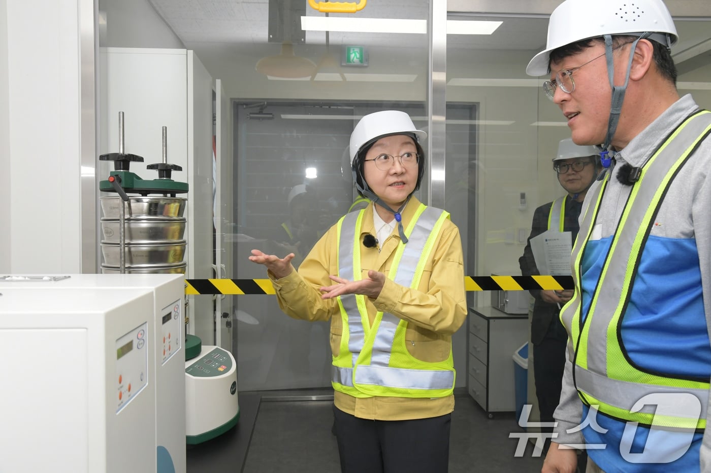 중동전쟁에 포장재 수급난…6개월간 식품·화장품 스티커표시 허용