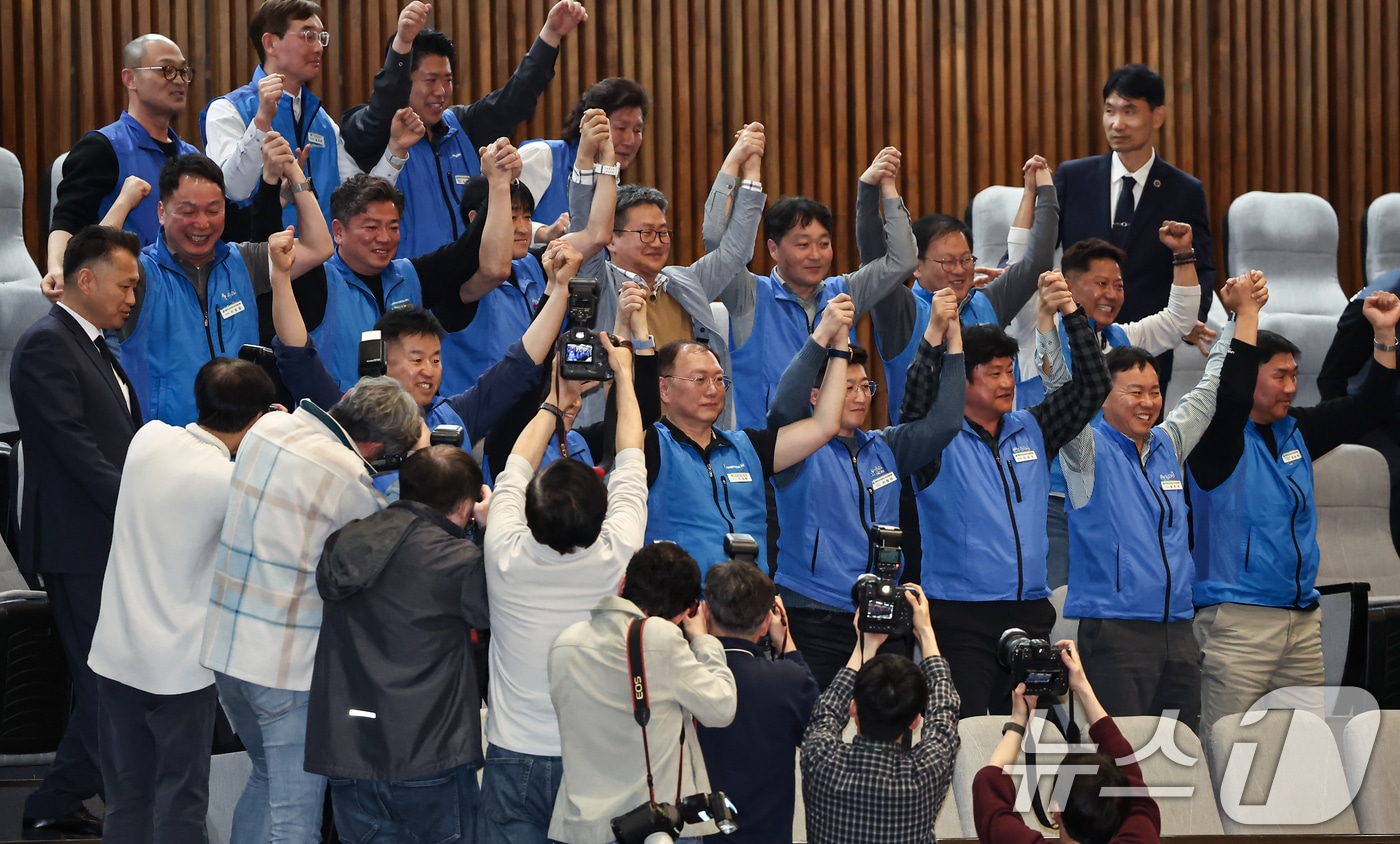 공무원도 쉬는 노동절 법정공휴일 지정 법안 통과 - 뉴스1