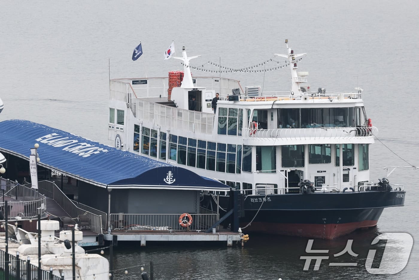 한강 유람선 좌초 '경로 이탈'에 사업정지 1개월…"안전체계 강화"(종합) - 뉴스1