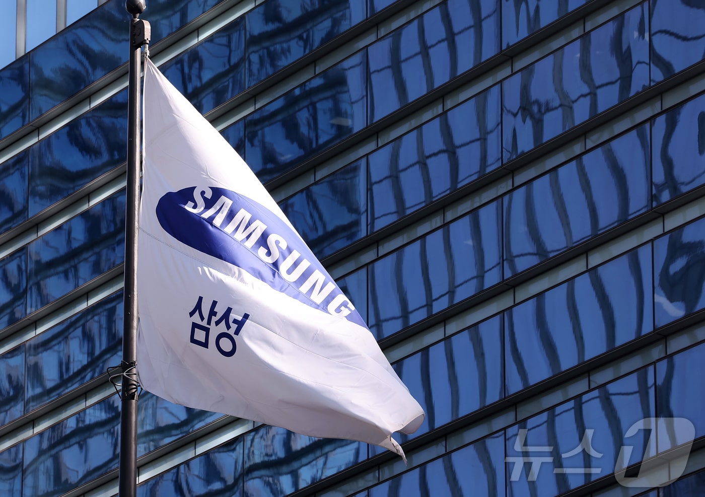 역대급 실적 기록한 삼성전자, 1분기 매출 133조·영업익 57조 돌파 - 뉴스1