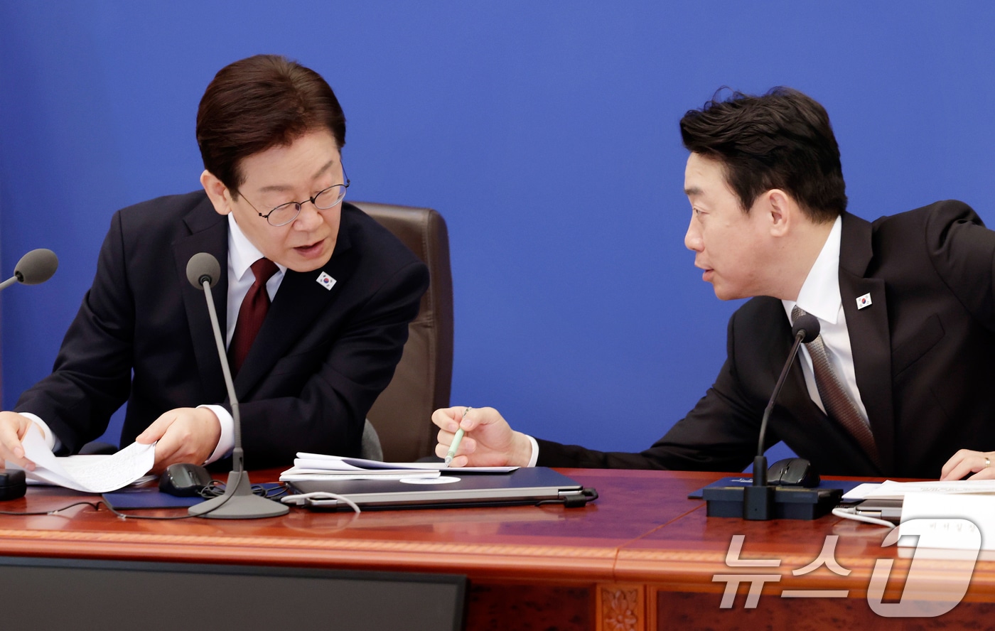 이재명 대통령, 비상경제점검회의 대화 - 뉴스1