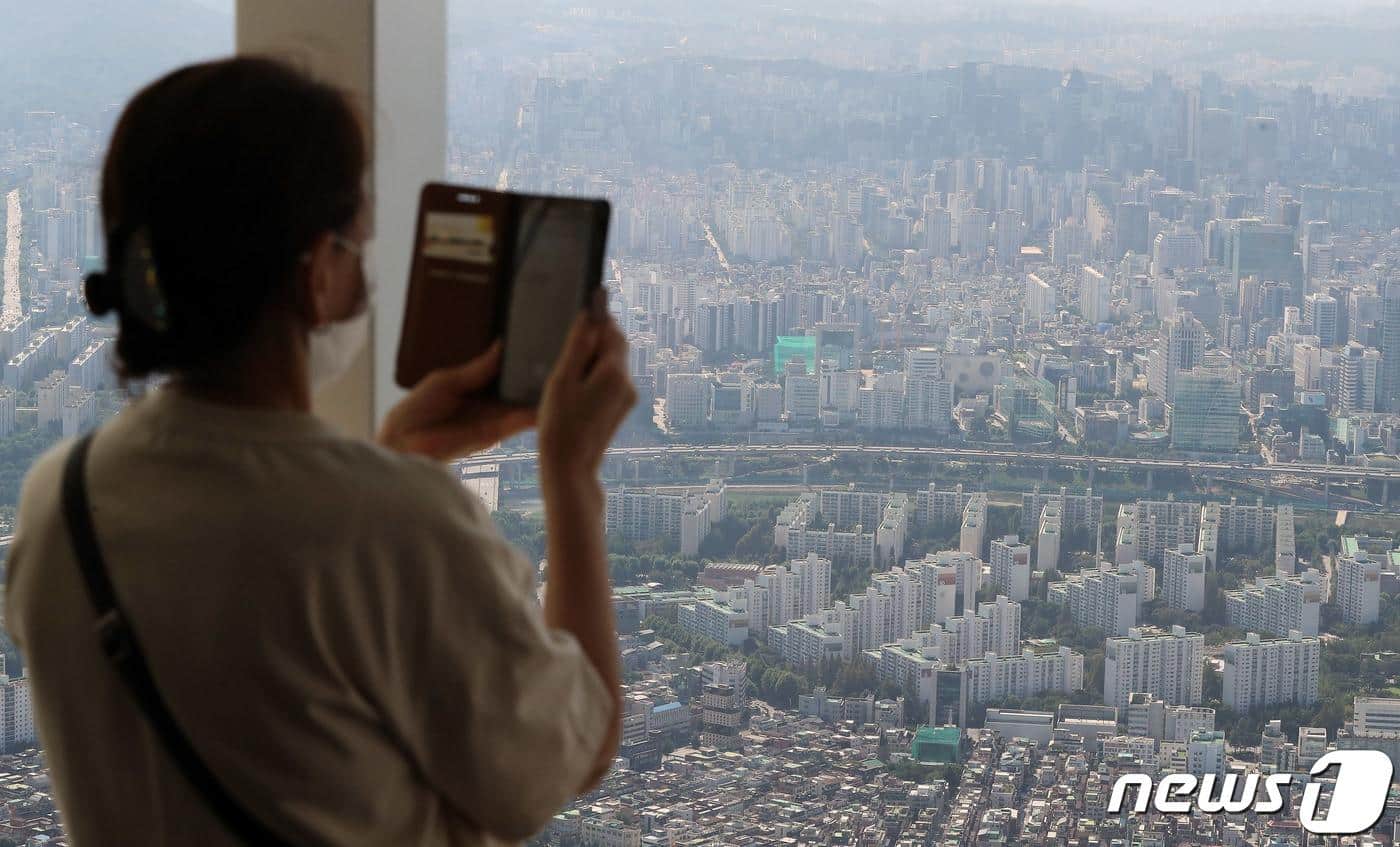 아파트 시장 '똘똘한 한 채' 쏠림…서울 강세·지방 침체 고착화 - 뉴스1