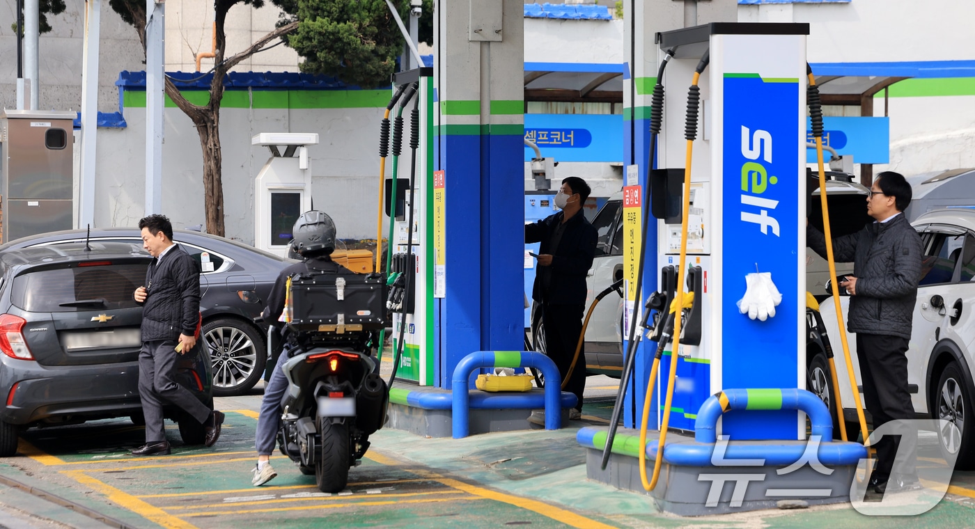 계속된 중동 사태에 올라가는 기름값···저렴한 주유소 찾는 시민들 - 뉴스1