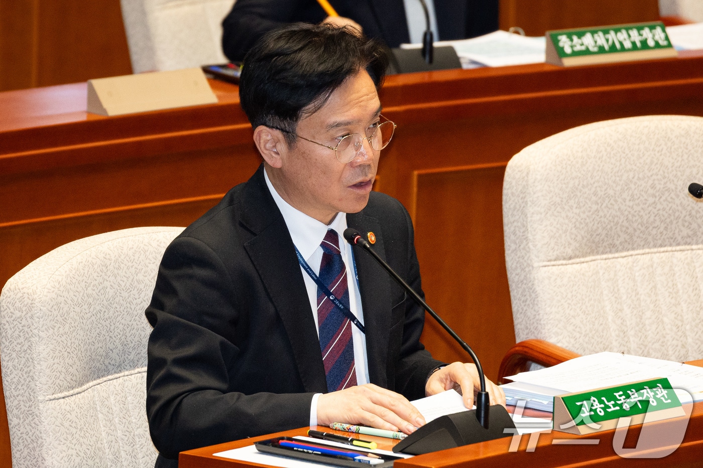 답변하는 김영훈 고용노동부 장관 - 뉴스1