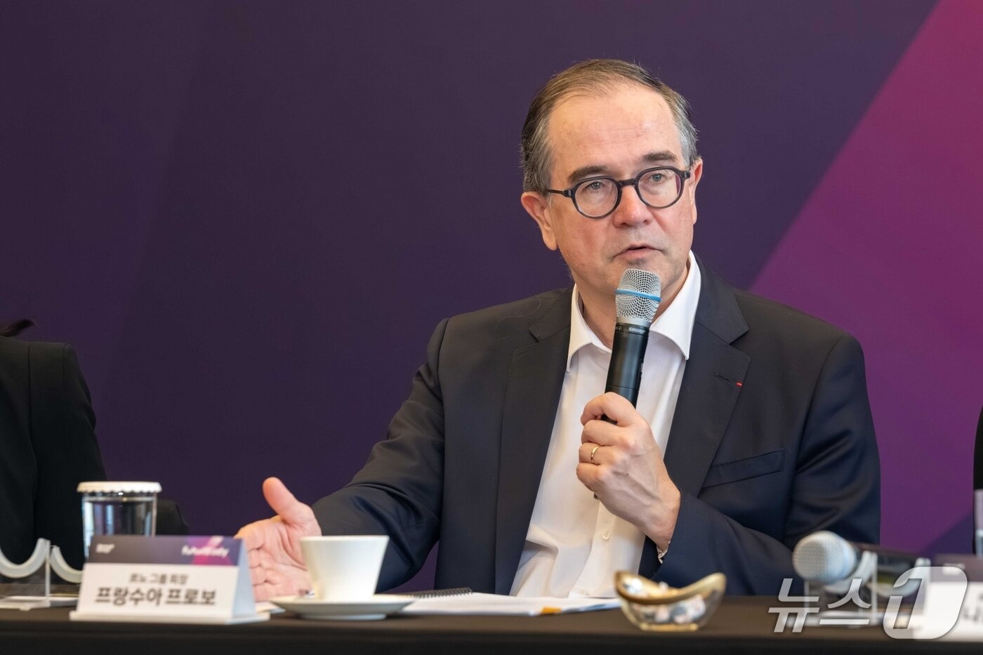 르노 회장 "중·대형 전기차, 韓서 개발·생산…LG엔솔 협력 지속" - 뉴스1