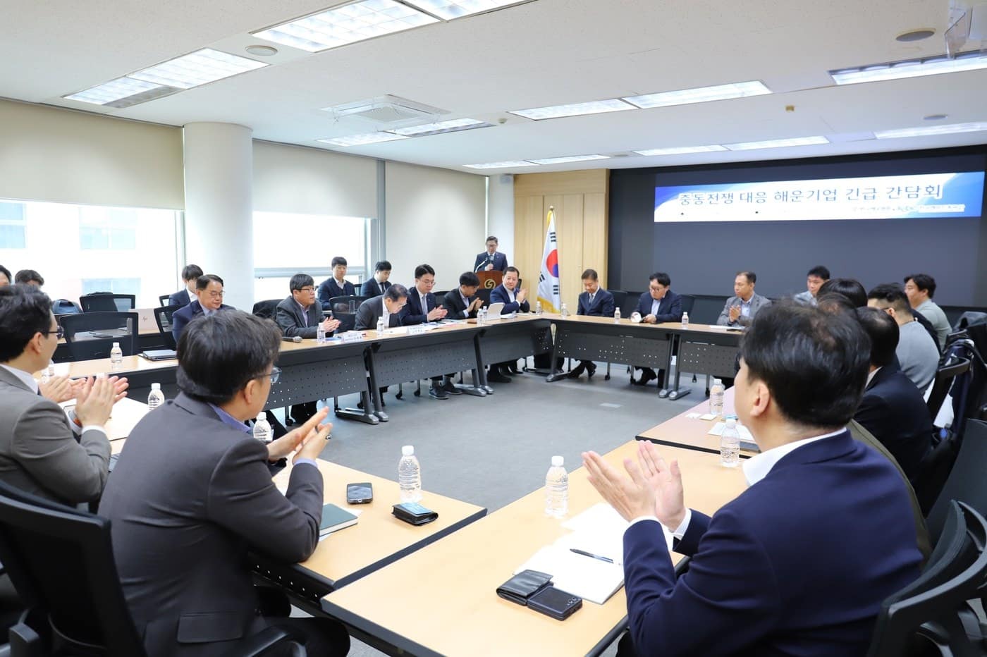 해운업계 "호르무즈 봉쇄 손실 지원해야"…정부에 추경 건의 - 뉴스1