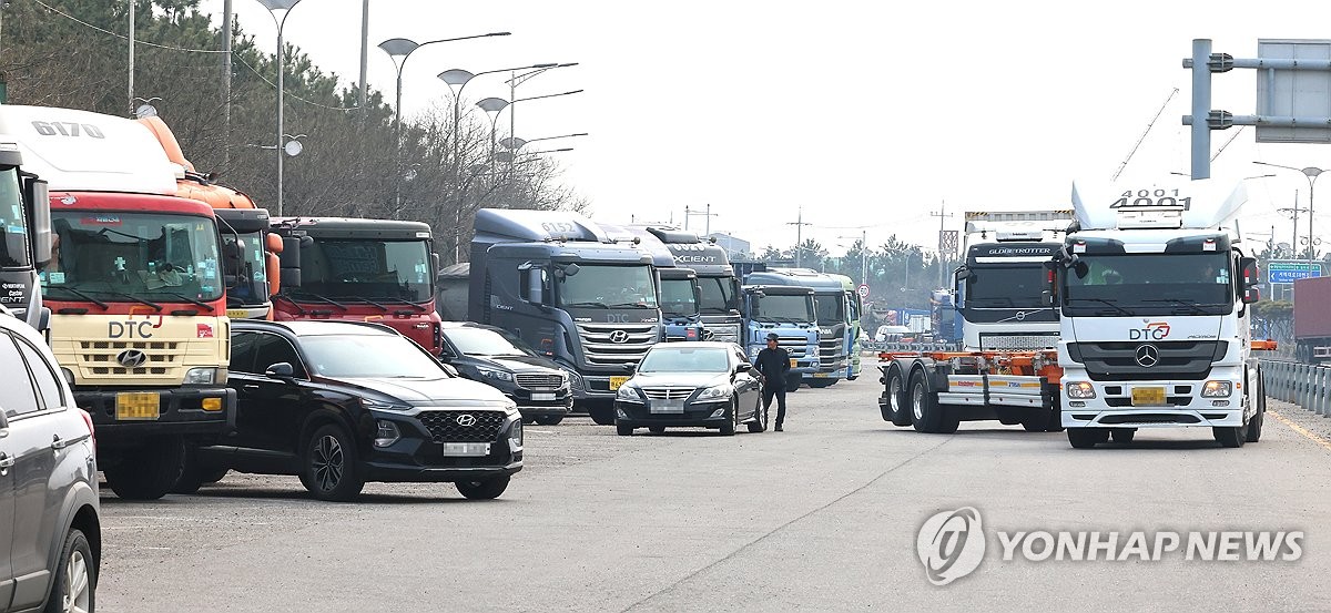 중동 사태 여파에 멈춰 선 화물차량들 | 연합뉴스