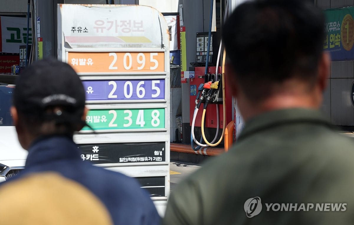 주유소 도로점용료 3~6개월 한시 감면 제안… 기름값 인상 억제할 '골든타임'? 1 석유유통협회 "고유가 피해지원금 사용처에 주유소 포함해야" | 연합뉴스