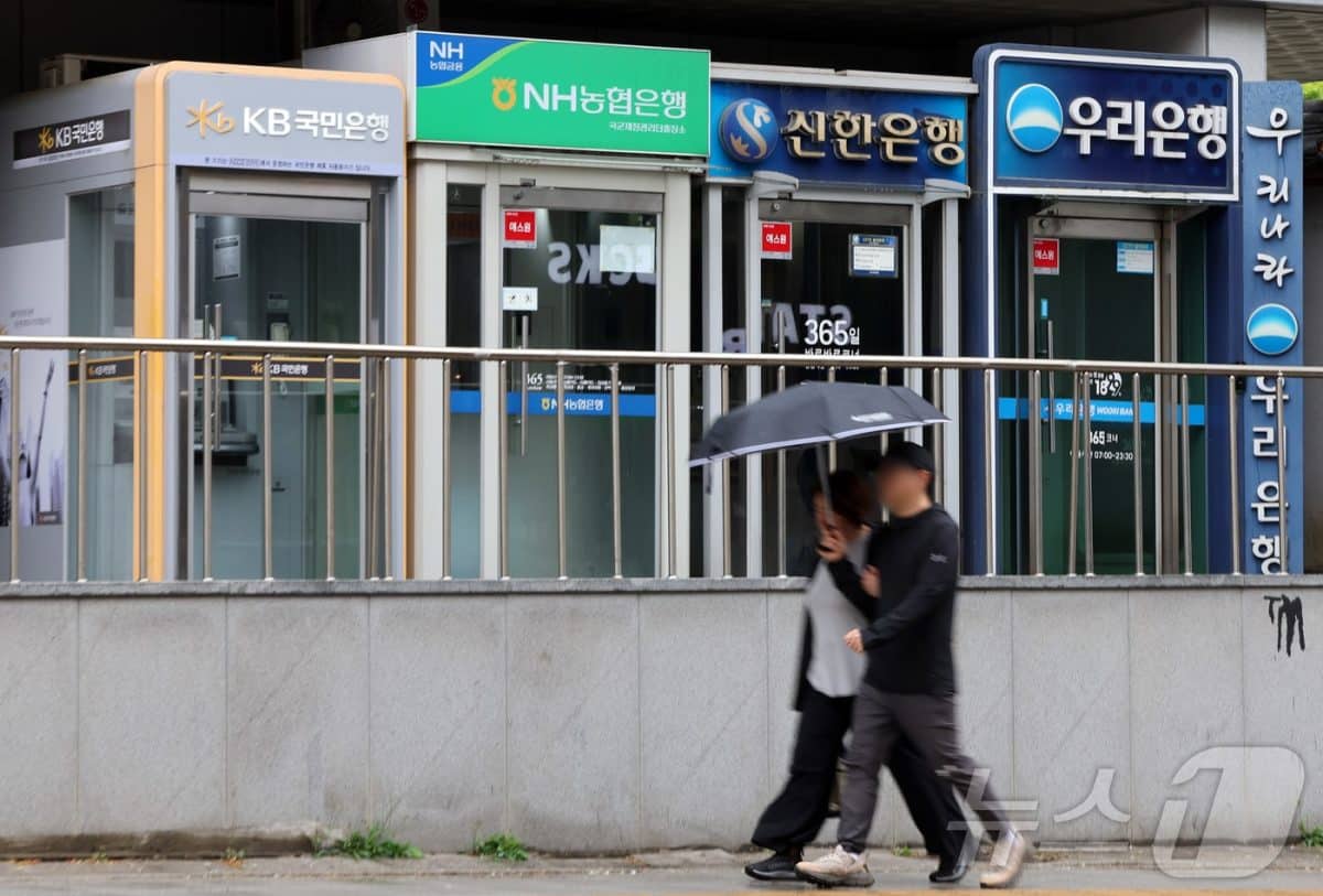 금융권 창구에서 가계대출 상담을 받는 장면