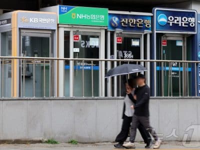금융권 창구에서 가계대출 상담을 받는 장면