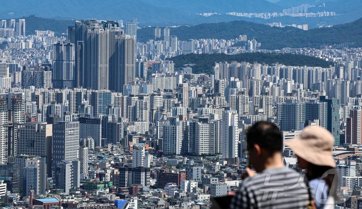 서울 아파트 분양 청약 열기에 분주한 안내 장면
