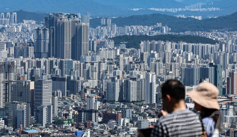 서울 아파트 분양 청약 열기에 분주한 안내 장면