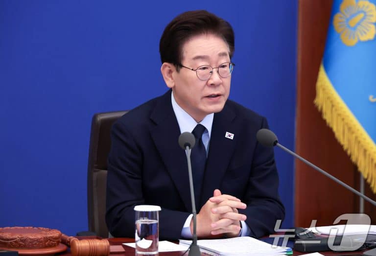 국무회의에서 발언하는 이재명 대통령