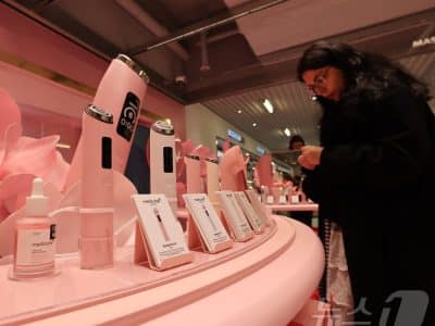 K-뷰티 글로벌 수출 확장을 보여주는 화장품 관련 이미지