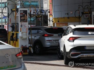 고유가가 내연차 유지비를 압박하는 휘발유·경유 차량 장면
