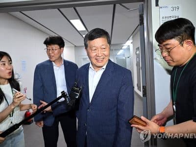 삼성전자 노사 대표가 중앙노동위원회 최종 담판 직전 협의하는 장면