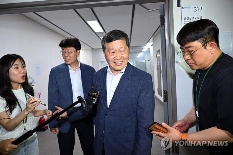 삼성전자 노사 대표가 중앙노동위원회 최종 담판 직전 협의하는 장면