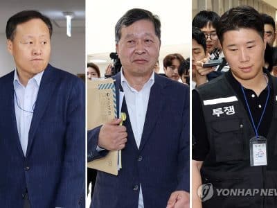 삼성전자 노사 대표가 중노위 회의장 앞에서 협상 중인 장면
