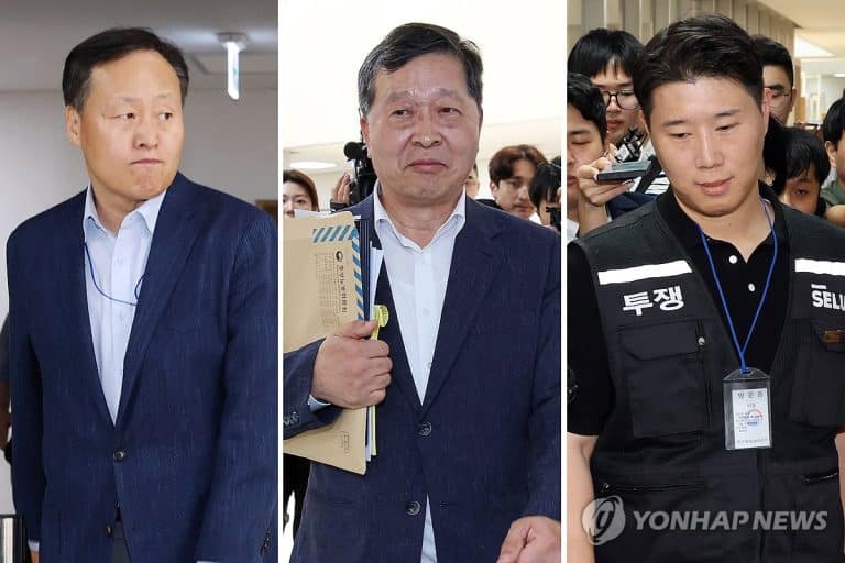 삼성전자 노사 대표가 중노위 회의장 앞에서 협상 중인 장면