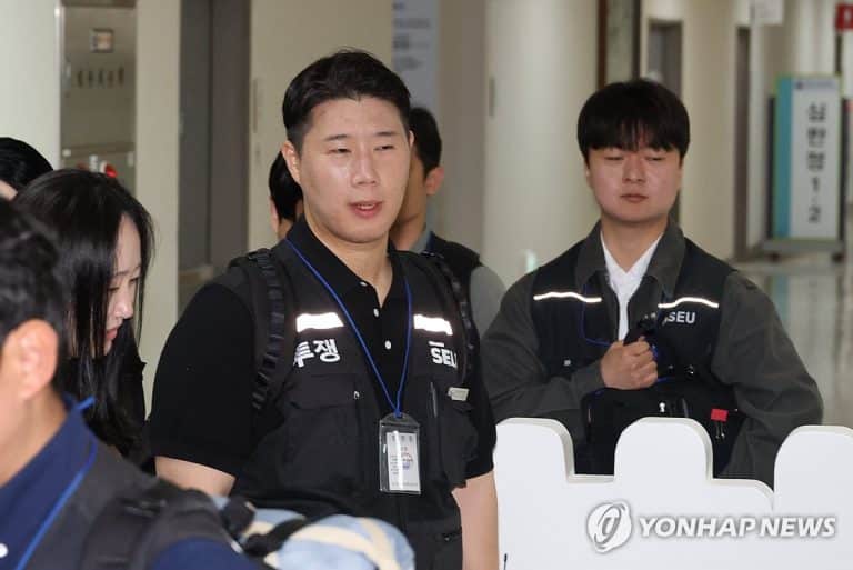 중앙노동위원회에서 협상 중인 삼성전자 노사 실내 촬영 장면