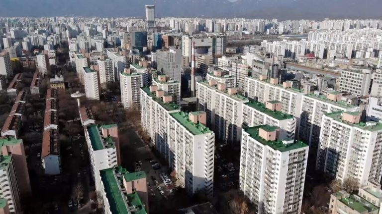 서울 아파트 전세 시장에서 매물 부족과 갱신 전세 격차를 보여주는 장면