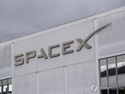스페이스X 본사와 로켓을 배경으로 한 머스크 상장 보도 이미지