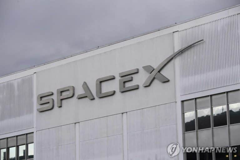 스페이스X 본사와 로켓을 배경으로 한 머스크 상장 보도 이미지