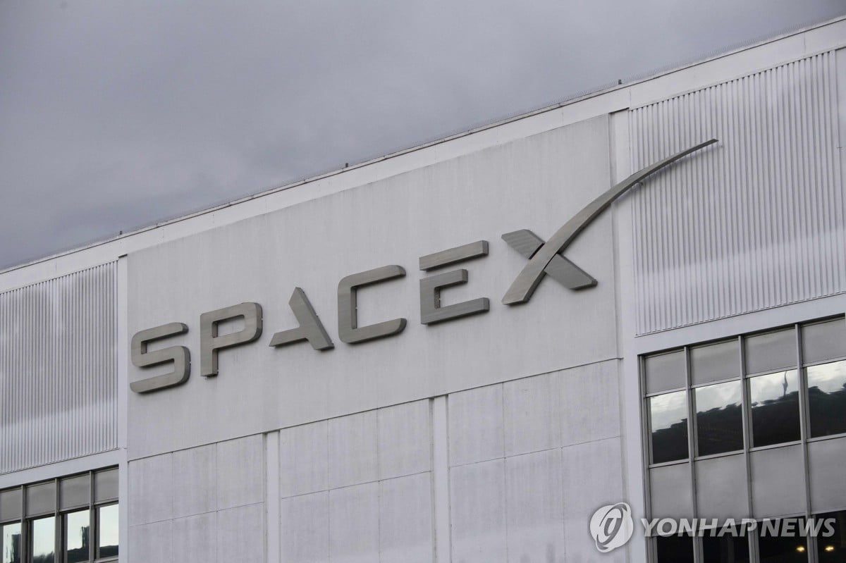 스페이스X 본사와 로켓을 배경으로 한 머스크 상장 보도 이미지