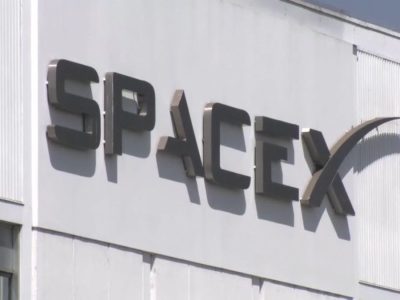 스페이스X 로고와 로켓이 함께 보이는 상장 공시 관련 보도 사진