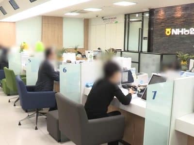 예대율 하락을 보이는 은행의 금융 통계 그래프와 관련 금융권 이미지