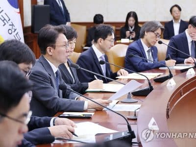 김민석 총리 원유·나프타 수급 대응을 설명한 회의 장면