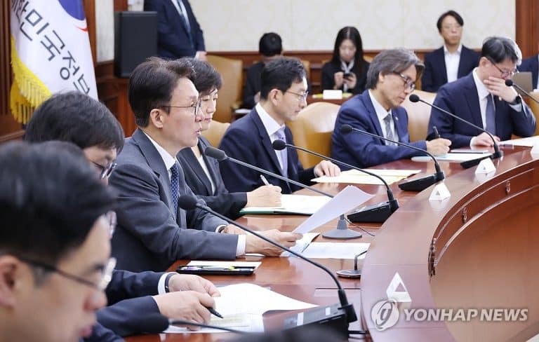 김민석 총리 원유·나프타 수급 대응을 설명한 회의 장면
