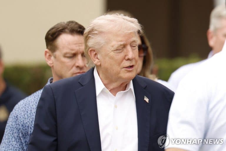 트럼프가 호르무즈 해협 구출 작전을 발표한 장면
