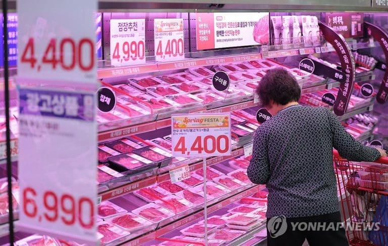 한우 비육우 경매 장면과 농가 수익성 지표 그래프