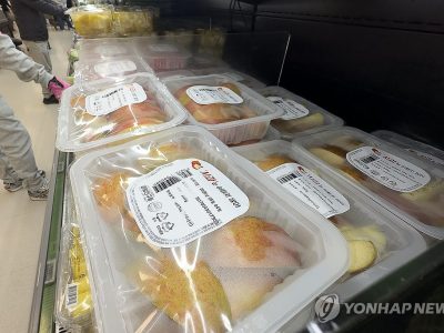한입 크기 삼겹살과 조각 과일이 진열된 유통 매장 상품