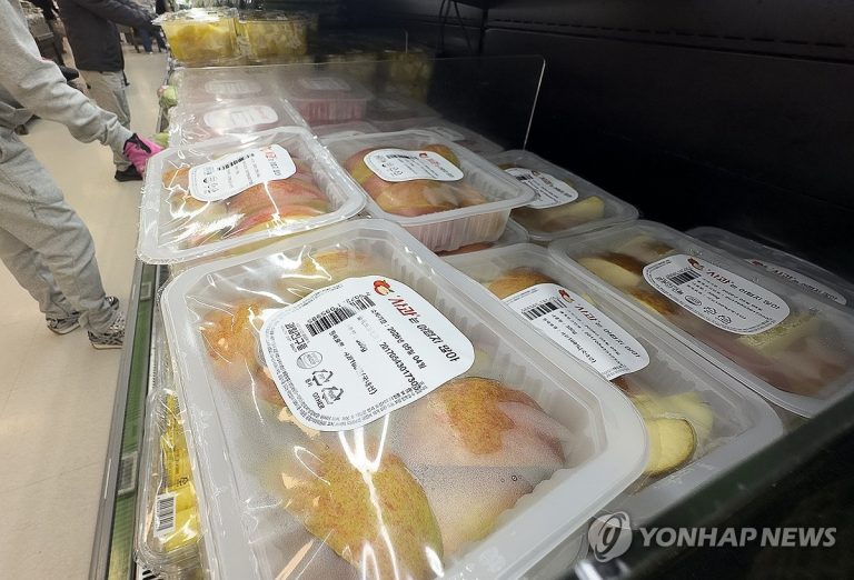 한입 크기 삼겹살과 조각 과일이 진열된 유통 매장 상품